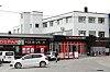 Et Eurospar-supermarked i et hjørnebygg med biler parkert foran.