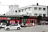 Et Eurospar-supermarked i et hjørnebygg med biler parkert foran.