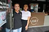To kvinner står ved inngangen til en takeaway-restaurant med Aroy-logo på disken.