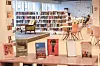 Et lyst bibliotek med bokhyller, stoler og bord gjort klart til et møte.