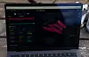 Skjerm på en bærbar datamaskin med mørkt dashboard, røde linjer og tall.