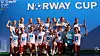 En gruppe unge spillere poserer foran en blå vegg med teksten Norway Cup.