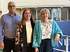 Tre personer står innendørs foran en blå NTNU-vegg i et lyst lokale.