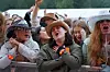 Unge konsertgjengere synger og jubler tett ved scenegjerdet, flere iført cowboyhatter.
