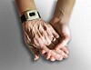 To hender holder rundt hverandre, og et lyst aktivitetsarmbånd er synlig på det øverste håndleddet.