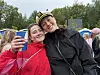 To personer tar en selfie blant publikum på et utendørsarrangement.