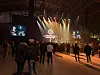 Publikum ser på en lysende konsertscene med Coca-Cola-logo i en stor innendørshall.